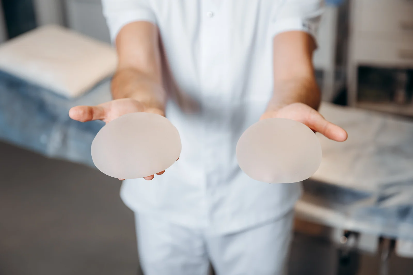 Implantes de silicone apresentados para avaliação de volume.