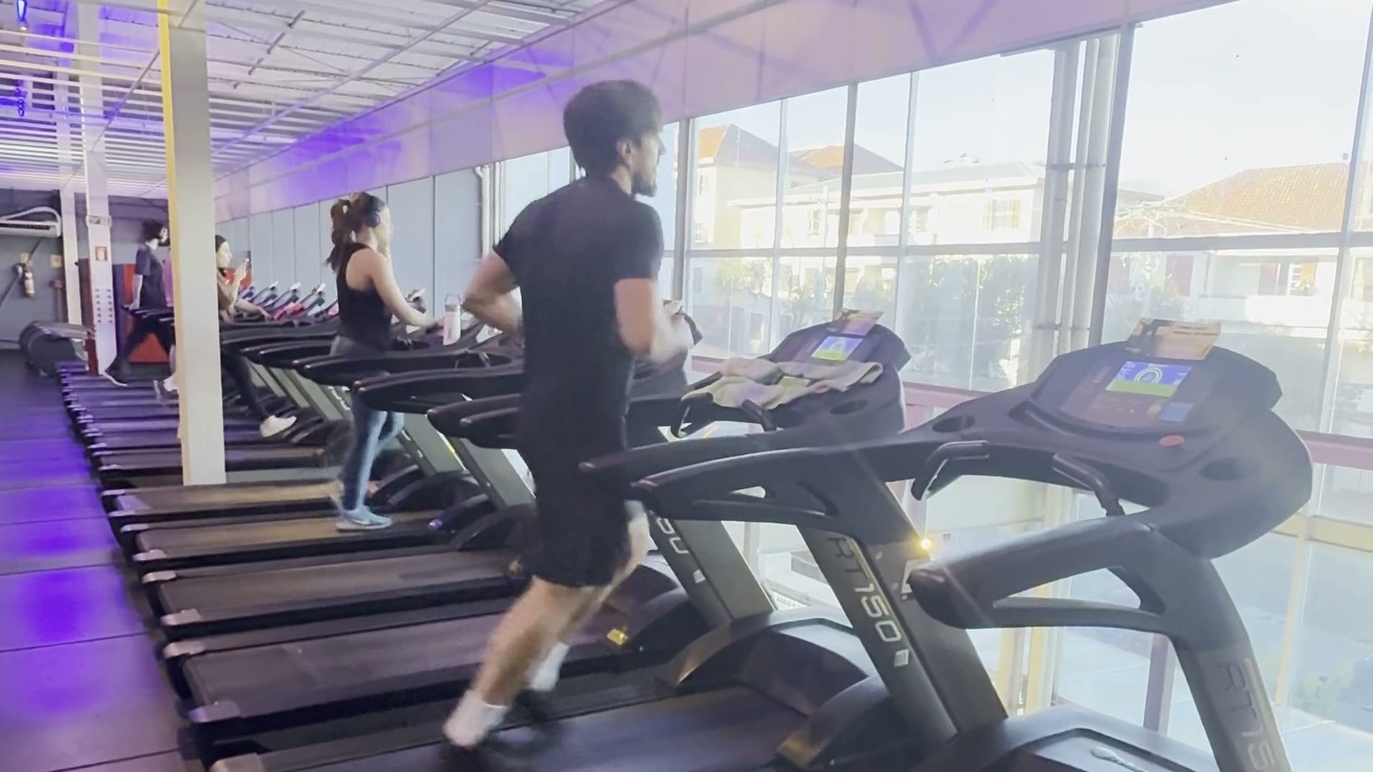 Sala de musculação da Top One cheia, com alunos treinando
